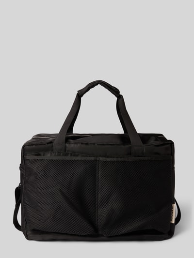 Produktfoto, Tasche mit Logo-Detail von AY STUDIOS in Schwarz, Netz-Taschen, Reißverschluss, verstellbarer Schulterriemen, neutraler Hintergrund.