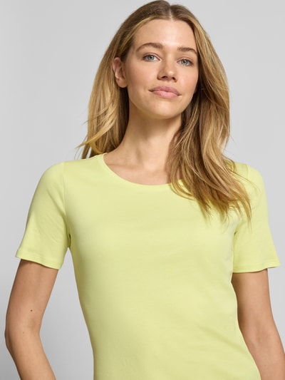 Frauenmodel trägt Regular Fit T-Shirt aus reinem Baumwoll-Interlockjersey von s.Oliver RED LABEL, unifarben, Nahaufnahme Oberkörper.