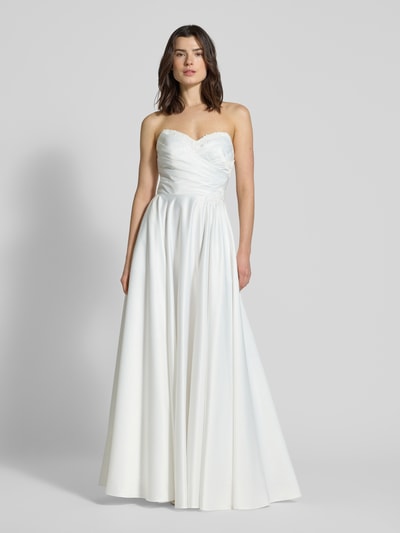 Frauenmodel trägt Brautkleid mit Herz-Ausschnitt von Mascara in Satin, Taillierte Passform, Maxilänge, floraler Spitzenbesatz, Ganzkörperansicht von vorne.