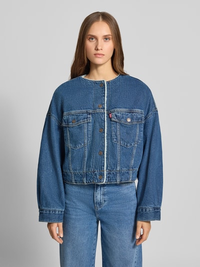 Vrouwenmodel draagt Relaxed Fit jeansjack van katoen, Relaxed Fit Jeansjacke aus reiner Baumwolle van Levi's® 300, frontale volledige lichaamsweergave.