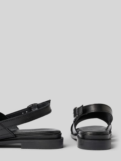 Produktfoto, schwarze Sandalen aus echtem Leder von Tamaris, unifarbenes Veloursleder, strukturierte Sohle, abgerundete Spitze, Blockabsatz
