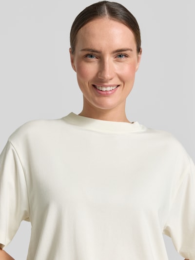 Frauenmodel trägt Regular-Fit T-Shirt aus Baumwoll-Mix von Marc O'Polo, cremeweiß, glatte Textur, Damen T-Shirt, Nahaufnahme Oberkörper.