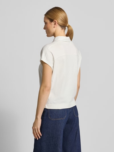 Vrouwenmodel draagt Loose Fit Poloshirt aus reiner Baumwolle van Marc O'Polo, look: effen, pasvorm: loose fit, fijngebreid, puur katoen. Ganzkörperansicht Rückansicht.
