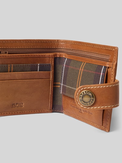 Productfoto, portemonnee uit echt leer van Barbour in bruin met tartan voering, rechte lijnen, gladde en textiele texturen, Heren portemonnee van Barbour
