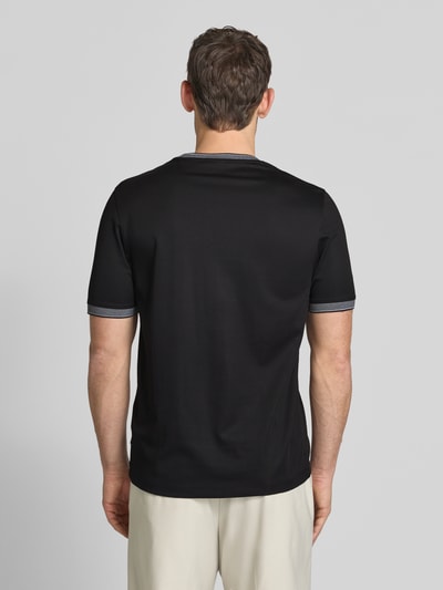 Męski model nosi T-Shirt mit Rundhalsausschnitt od bugatti w kolorze czarnym, bawełniany miks, krój regular fit, widok całej sylwetki od tyłu.