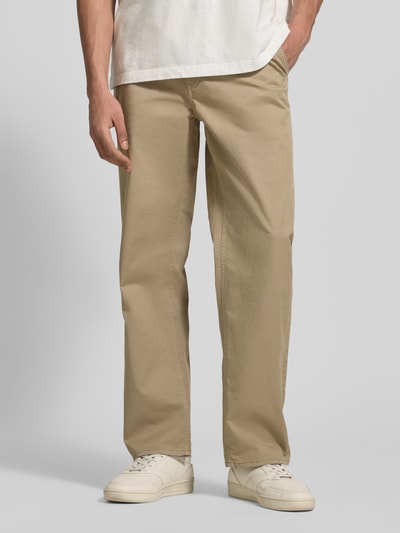 Männermodel trägt Chino mit Eingrifftaschen Modell 'MADDOX' von Blend in Beige, Regular Fit, Baumwoll-Elasthan-Mix, Nahaufnahme Oberkörper.