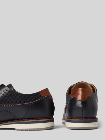 Produktfoto, Schnürschuhe aus echtem Leder von BULLBOXER in Dunkelblau mit braunen Akzenten, schmale Passform, leicht profilierte Sohle, Absatzhöhe 2 cm, Schafthöhe 8 cm, Schaftweite 10 cm, seitliche und Rückansicht