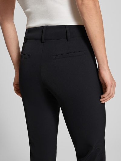 Vrouwenmodel draagt zwarte Hose mit Paspeltaschen am Gesäß Modell 'RENIRA' van Cambio, detailopname achterkant, materiaal-mix met stretch, verkorte pasvorm, paspelzakken achter, steekzakken voor.