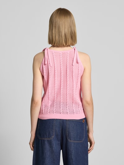 Frauenmodel trägt Relaxed Fit Trägertop aus Baumwoll-Mix Modell 'LUX LIGHT' von Vero Moda, Optik: Unifarben, Lochstrickmuster, Rundhals, Trägerform: Bindebänder, Rumpfabschluss: gerippt, Materialverarbeitung: Strick, Farbe Rosa, Ganzkörperansicht Rückansicht.