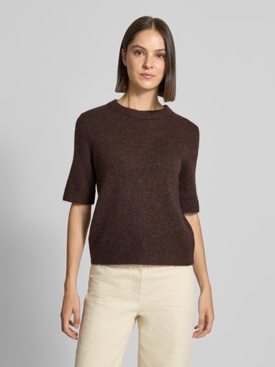 Frauenmodel trägt Regular Fit Pullover mit Woll-Anteil Modell 'Pimota' von OPUS in dunkelbraun, kombiniert mit hellen Hosen, Ganzkörperansicht von vorne. Damen Pullover von OPUS.