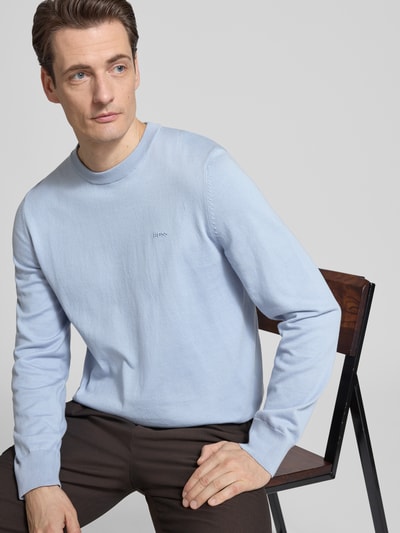 Męski model nosi Sweter z dzianiny Regular Fit Strickpullover aus reiner Baumwolle Modell 'UPCAS' von BOSS, kolor jednolity, bawełna, dzianina, wyhaftowane logo, dekolt okrągły, długi rękaw, zakończenia prążkowane, Ganzkörperansicht von vorne.