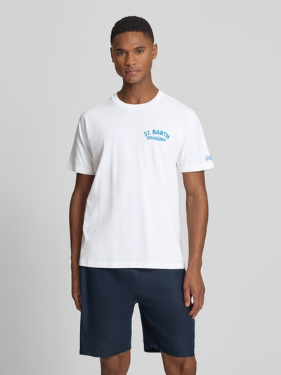 Männermodel trägt T-Shirt mit Label-Prints Modell 'PORTLAND' von MC2 Saint Barth in Weiß, Reine Baumwolle, Regular-Fit, Rundhalsausschnitt, Label-Prints auf Vorderseite, Label-Stitching am Ärmel, Rückenlänge 67 cm, Ganzkörperansicht von vorne.