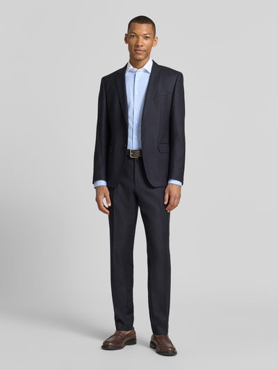 Männermodel trägt Slim Fit Business-Hemd mit Kentkragen von ETERNA in Hellblau, Reine Baumwolle, Knopfleiste, Sportmanschetten, leicht abgerundeter Saum, kombiniert zu dunklem Anzug, Rückenlänge 80 cm, Schulterbreite 44 cm, Ärmellänge 70 cm, Ganzkörperansicht von vorne.