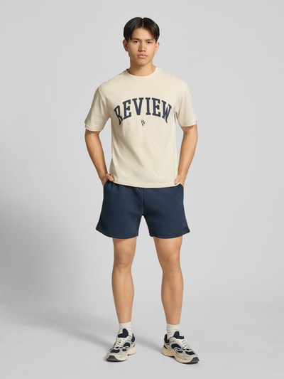 Männermodel trägt Shorts mit Kordelzug und Eingrifftaschen von REVIEW aus Baumwoll-Mix, Gerader-Schnitt, marineblau, Ganzkörperansicht von vorne.