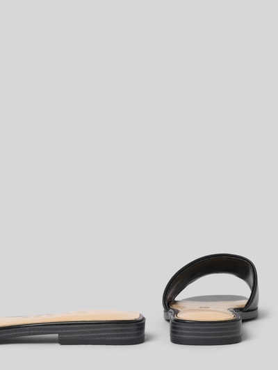 Produktfoto, buty wsuwane w materiał skóropodobny, prosty krój, otwarta pięta, detal z logo, wysokość obcasa 2 cm, model 'Ramlan' od Guess