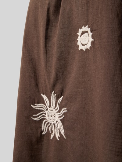 Detailopname Minikleid mit Stitchings van Jake*s Casual, puur katoen, recht model, stitchings, bandjes met vetersluiting, bruin met witte textuur