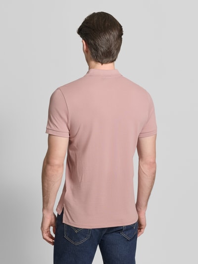 Männermodel trägt Slim Fit Poloshirt mit Logo-Stitching von Geox, reine Baumwolle, Strukturmuster, kurzärmelig, Rückansicht Ganzkörperansicht.