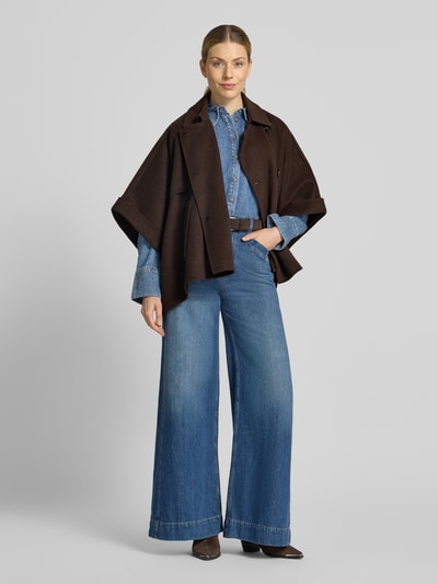 Vrouwenmodel draagt Jacke aus Woll-Mix mit asymmetrischem Saum van comma, donkerbruin, loose fit, Kentkraag, dubbele knoopsluiting, zij-steekzakken, 3/4-mouw met omslag, asymmetrische zoom, ruglengte maat S 52 cm, schouderbreedte maat S 43 cm, borstwijdte maat S 96 cm, mouwlengte maat S 33 cm, ganzlichaamsaanzicht van voren.