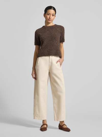 Frauenmodel trägt Barrel Fit Chino mit Gesäßtaschen von Jake*s Casual aus reiner Baumwolle, helle Farbe, mit Eingrifftaschen, Ganzkörperansicht von vorne.