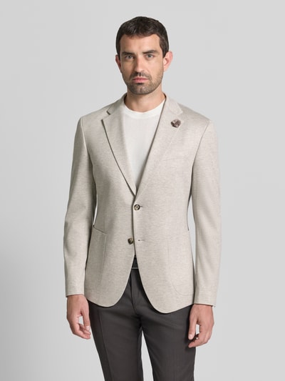 Męski model nosi Slim Fit 2-Knopf-Sakko mit Reverskragen Modell 'Hawksley' od JOOP! COLLECTION, jasny beż, nakładane kieszenie, Ganzkörperansicht von vorne. Długość tyłu w rozmiarze 50: 73 cm, szerokość ramion w rozmiarze 50: 40 cm, długość rękawów w rozmiarze 50: 65 cm.