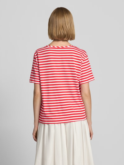 Frauenmodel trägt T-Shirt im Allover-Look mit Rundhalsausschnitt von monari, rote und weiße Streifen, reine Baumwolle, Ganzkörperansicht Rückansicht.