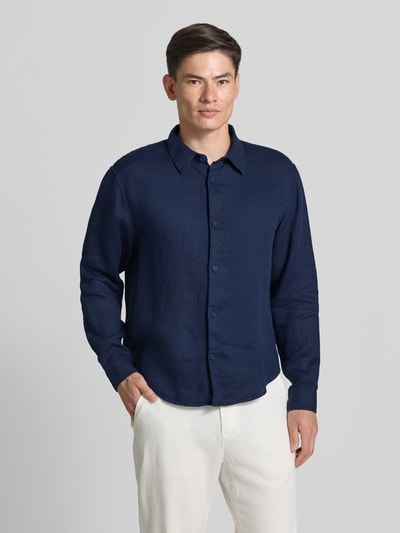 Männermodel trägt Regular Fit Leinenhemd mit Kentkragen von GAP in Dunkelblau, reine Leinenstruktur, Knopfleiste, Ganzkörperansicht von vorne. Rückenlänge 71 cm, Schulterbreite 49 cm, Ärmellänge 64 cm bei Größe M.