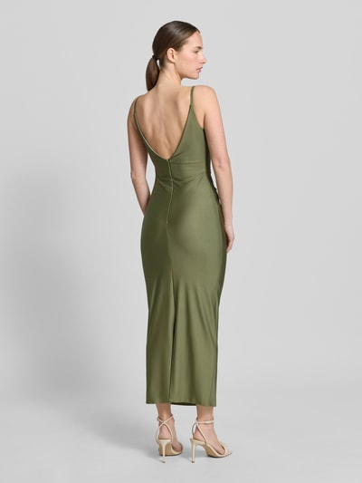 Frauenmodel trägt Cocktailkleid mit Spaghettiträgern und V-Ausschnitt von TROYDEN COLLECTION aus grünem Satin, Körpernaher-Schnitt, Midikleid mit Rückseitigem V-Ausschnitt und Rückenreißverschluss, glatte Oberfläche, Ganzkörperansicht Rückansicht.
