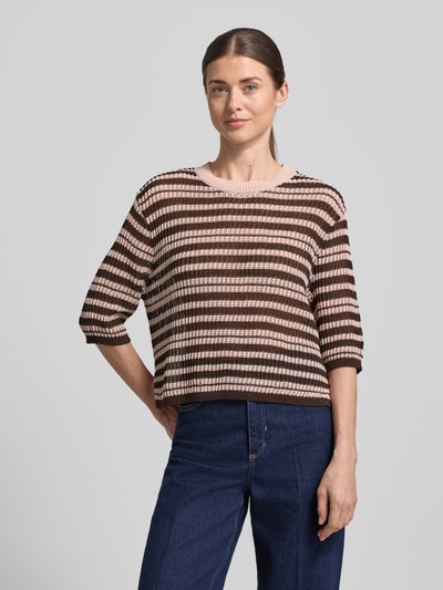Frauenmodel trägt Strickshirt mit 3/4-Arm Modell 'Punny' von OPUS aus Baumwoll-Mix, gestreift in Braun und Rosé, Regular-Fit, Rundhalsausschnitt, Nahaufnahme Oberkörper.