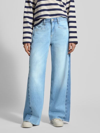 Vrouwenmodel draagt lichtblauwe wide fit Jeans Model 'Morgan' van BRAX, mix van katoen en elastaan, steekzakken, vooraanzicht volledige lengte