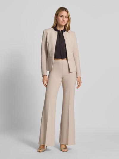 Vrouwenmodel draagt Blusenshirt mit Umlegekragen van Rinascimento in zwart, rechte pasvorm, doorknoopsluiting, lange mouwen, manchetten, gladde textuur, volledige lichaam aanzicht van voren.