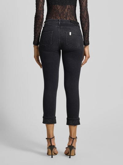Vrouwenmodel draagt Jeans met steekzakken Model 'MONROE' van Liu Jo White, mix van katoen en lyocell, skinny fit, geheel van achteren.