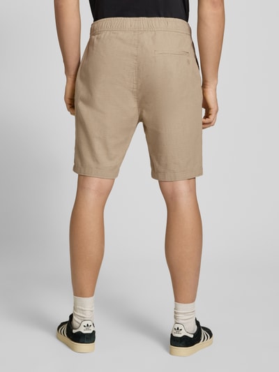 Männermodel trägt Straight Fit Shorts mit Gesäßtasche von REVIEW, Beige, Leinen-Optik, Reine Baumwolle, elastischer Bund, Ganzkörperansicht Rückansicht.