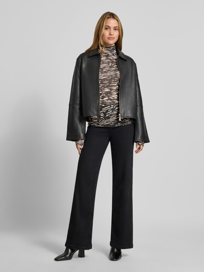 Vrouwenmodel draagt Slim Fit Longsleeve uit puur lyocell van Lanius met opstaande kraag, all-over dierenprint en structuurpatroon, dames shirt met lange mouwen, ruglengte bij maat 36: 58 cm, voorkant volledig zichtbaar.