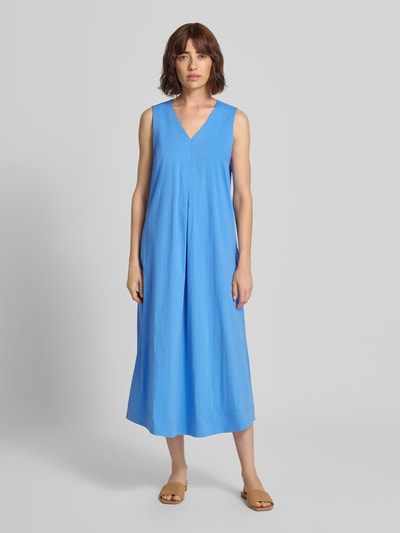 Frauenmodel trägt Midikleid mit V-Ausschnitt und Eingrifftaschen von MORE, hellblauer Baumwoll-Mix, A-Linie, Ganzkörperansicht von vorne.
