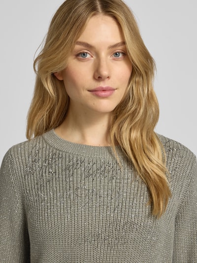 Vrouwenmodel draagt Strickpullover met Ziersteinbesatz van monari in katoenmix, regular fit, ronde hals, nahaufnahme bovenlichaam.