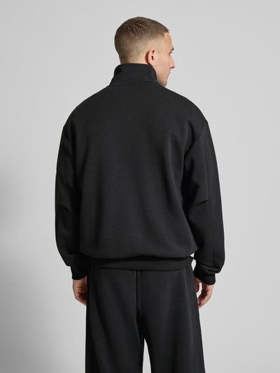 Männermodel trägt Loose Fit Sweatjacke mit Modal und Baumwoll-Anteil von adidas Sportswear, Optik: Unifarben, Ganzkörperansicht Rückansicht.