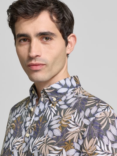 Männermodel trägt Regular Fit Leinenhemd mit Button-Down-Kragen von Christian Berg Men im Allover-Look, reine Leinen-Textur, Nahaufnahme Oberkörper.