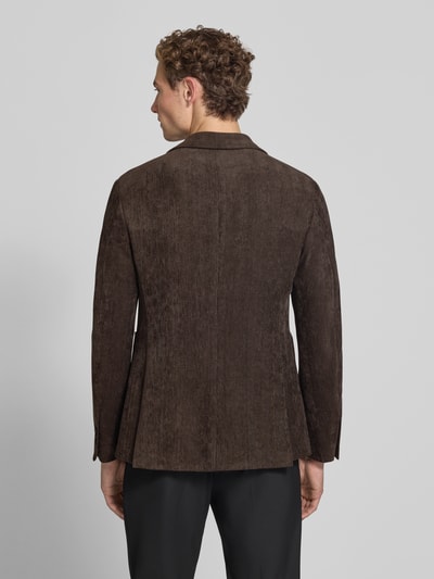 Männermodel trägt Regular Fit Sakko mit Reverskragen Modell 'BENITO' von CINQUE in Braun, strukturierte Oberfläche, Ganzkörperansicht Rückansicht; elastischer Material-Mix, aufgesetzte Taschen, Rückenlänge 74 cm, Schulterbreite 42 cm, Ärmellänge 65 cm.