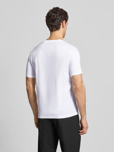 Männermodel trägt Regular Fit T-Shirt Set aus reiner Baumwolle im 3er-Pack von Marc O'Polo, weiß, unifarben, Ganzkörperansicht Rückansicht.