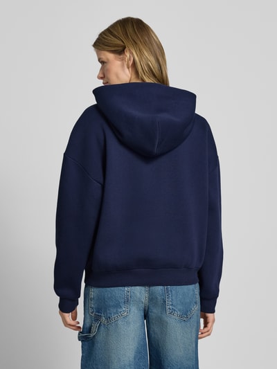 Review Hoodie mit Label-Stitching und Känguru-Tasche Marine 5