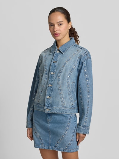 Frauenmodel trägt Jeansjacke mit Nieten und Eingrifftaschen Modell 'CLIO' von YAS, Reine Baumwolle, Relaxed-Fit, Ganzkörperansicht von vorne.