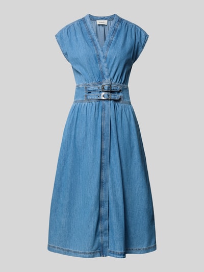 Produktfoto, Midikleid in Denim-Optik Modell 'Love' von Bash aus reiner Baumwolle, taillierte Passform, ärmellos, V-Ausschnitt, blaue Farbe