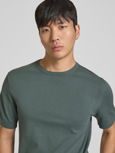 Männermodel trägt Regular Fit T-Shirt aus reiner Bio-Baumwolle Modell 'TORINO' von SELECTED HOMME in Optik: Unifarben, Nahaufnahme Oberkörper. Materialverarbeitung: Feinstrick, Ausschnitt: Rundhals, Ärmelform: Kurzarm, Ärmelabschluss: Gerippt.