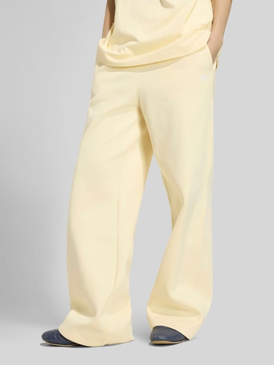 adidas Originals Loose Fit Sweathose aus Baumwoll-Mix Modell 'ESSENTIALS' Hellgelb 3
