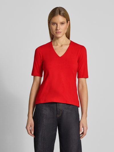 Vrouwenmodel draagt Regular Fit T-Shirt met V-hals van More & More in rood, katoenmix, met korte mouwen, ruglengte maat 36: 58 cm, frontaal volledige lichaamsweergave.