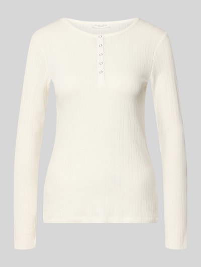 Produktfoto, Longsleeve mit Rundhalsausschnitt und Knopfleiste von Christian Berg Woman aus reiner Baumwolle in Creme, schmale Passform, feine Rippstruktur
