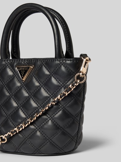 Produktfoto, schwarze Handtasche mit Steppnähten, Label-Applikation, Tragehenkel, Kettenschulterriemen, Guess, Modell 'GIULLY II', Magnetverschluss.