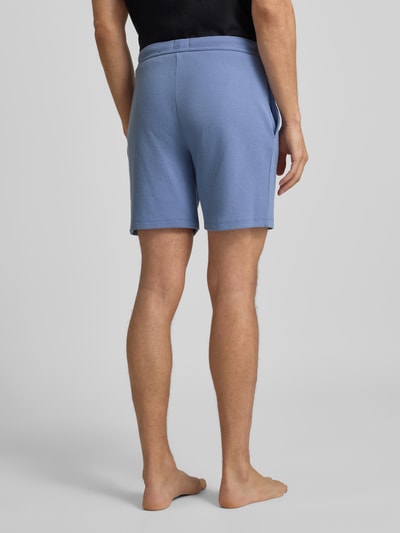 Männermodel trägt Regular Fit Sweatshorts aus Baumwoll-Mix Modell 'WAFFLE' von BOSS, Optik: Unifarben, Struktur, Ganzkörperansicht Rückansicht.