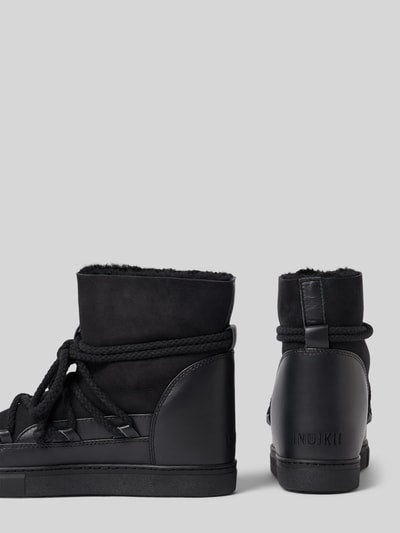 Produktfoto, schwarze Boots mit Schnürverschluss Modell 'Classic' von INUIKII, abgerundete Passform, profilierte Sohle, sichtbare Struktur