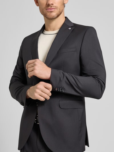 Męski model nosi Regular Fit 2-Knopf-Sakko Modell 'Colvin' od CG - Club of Gents z czystej wełny, kolor ciemnoszary, struktura gładka, krój regular fit, długość tyłu w rozmiarze 50: 74 cm, szerokość ramion w rozmiarze 50: 45 cm, długość rękawa w rozmiarze 50: 67 cm, widok z przodu, zbliżenie na górną część ciała.